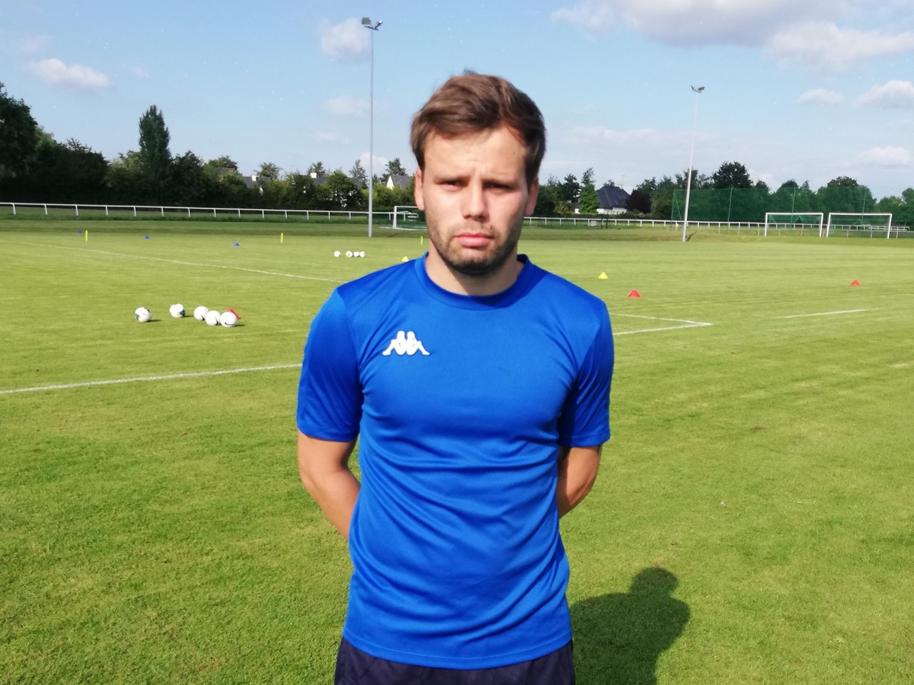 Quel joueur joue milieu droit ?