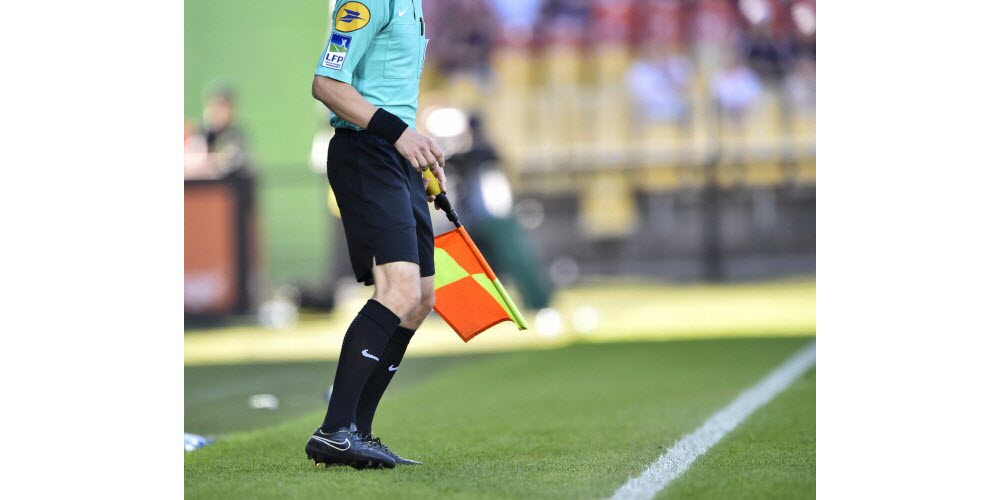 Qui remplace l’arbitre en cas de blessure ?
