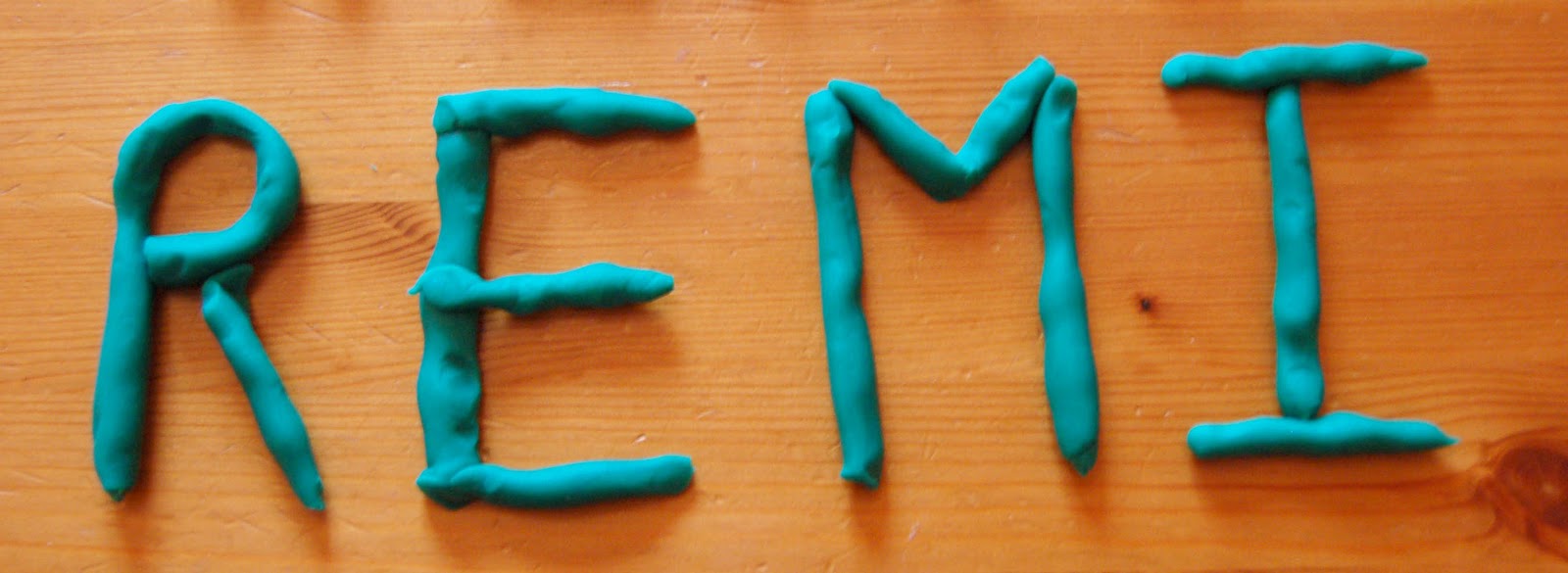 Qui traîne en 4 lettres ?