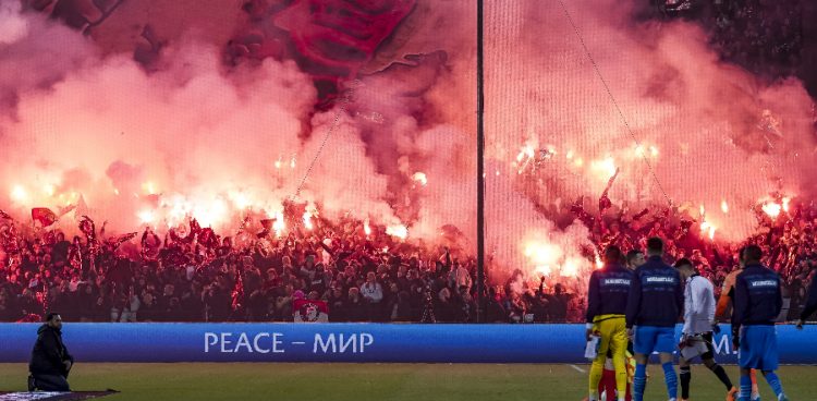 Un fan de Feyenoord portant un maillot du Paris Saint-Germain à Marseille (vidéo)