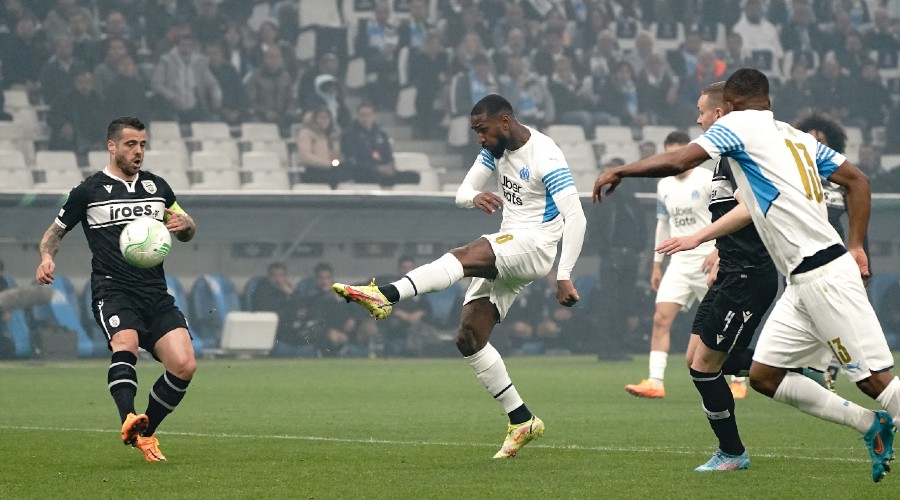 Un groupe de personnes qui s’opposent au PAOK