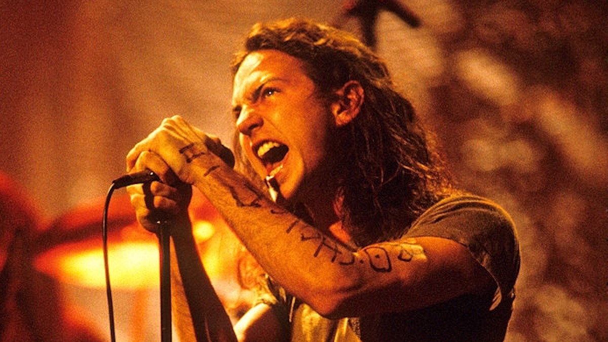 Who died from Pearl Jam?