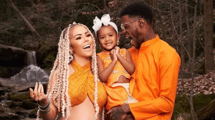 How many wives does Ronaldinho have?