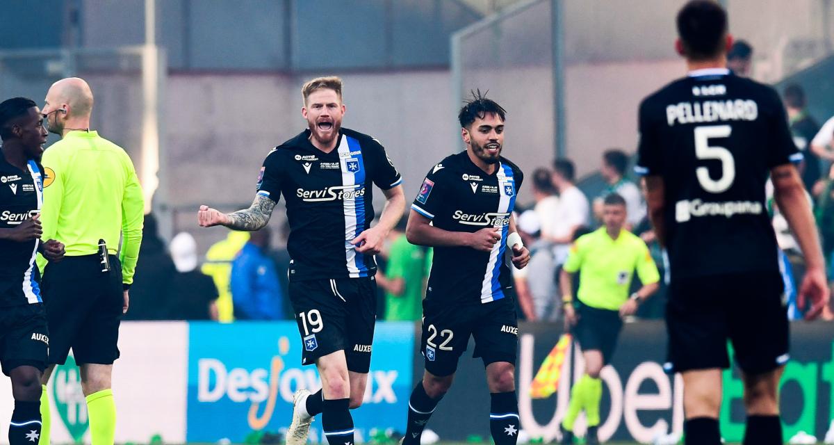 🚨 ASSE – AJ : Les Verts entrent en Ligue 2 après un but, les supporters envahissent le terrain !