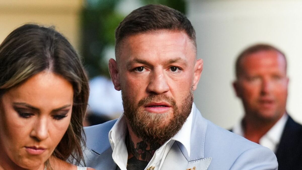 Conor McGregor presse les fans en vacances à Cannes