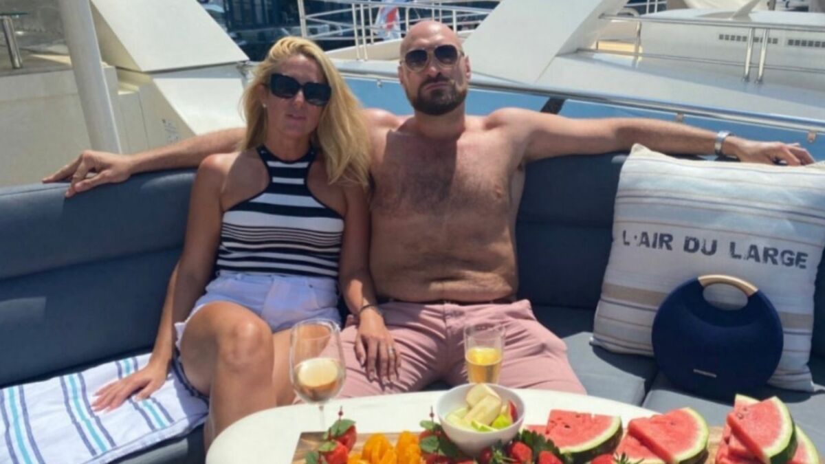 Incroyable yacht d’une valeur de 21 000 € pour la nuit où il est resté en vacances en France