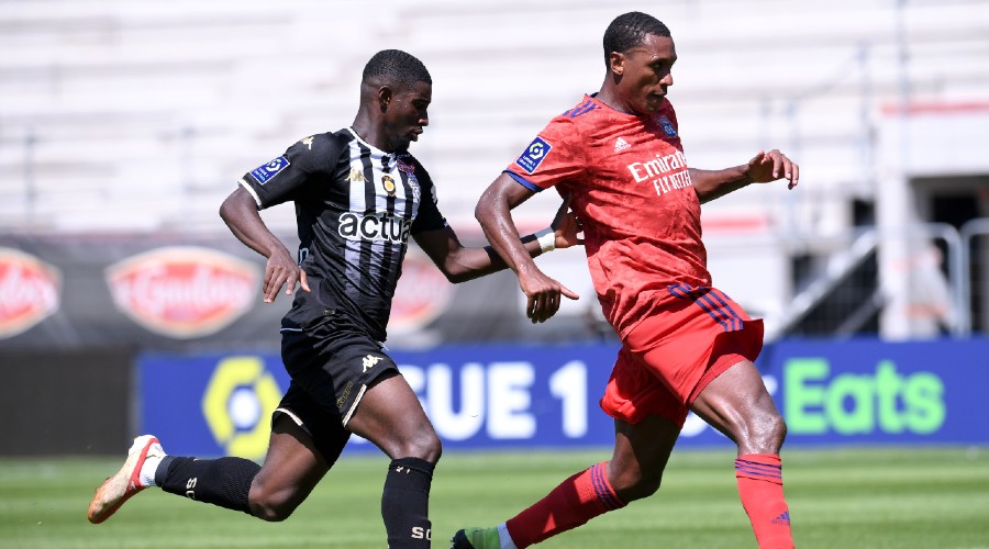 Juninho plaisante sur le pet de Marcelo