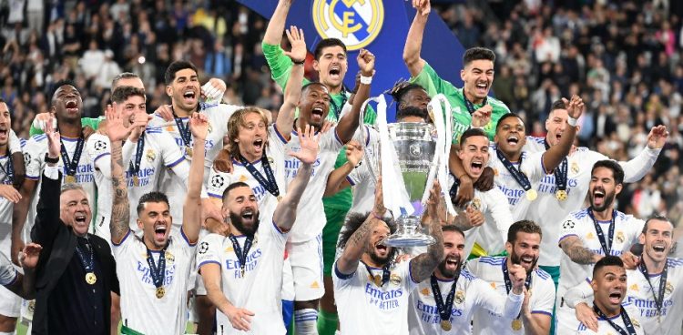 Les joueurs du PSG félicitent le Real Madrid