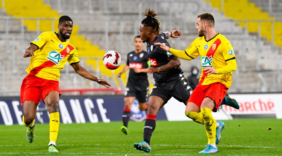 Monaco poignardé devant la caméra