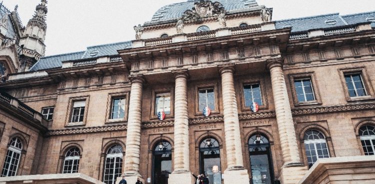 Se faisant passer pour un joueur du Paris Saint-Germain emprisonné