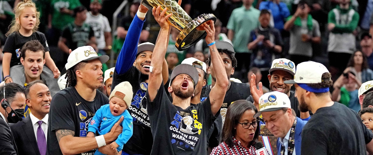 Curry rejoint Parker et LeBron James