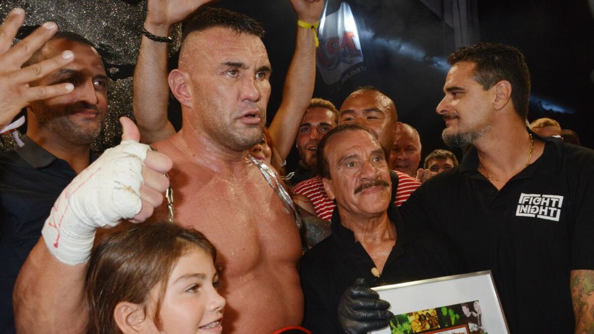 Jérôme Le Banner laisse Vicic abandonner au premier tour et gagne au MMA GP