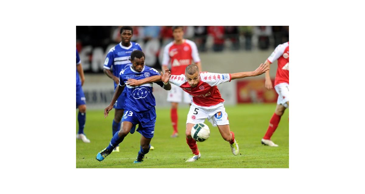 Lance s’assoit dans le fauteuil