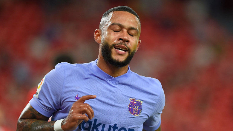 Do some footballers not wear shin pads?