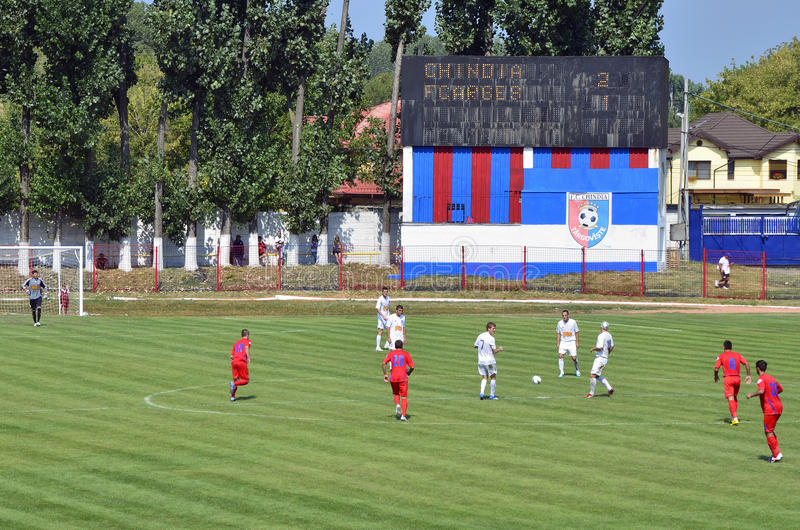 Comment un milieu 8 doit jouer ?