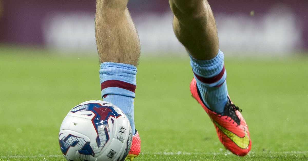 Do professional footballers wear Shinpads?