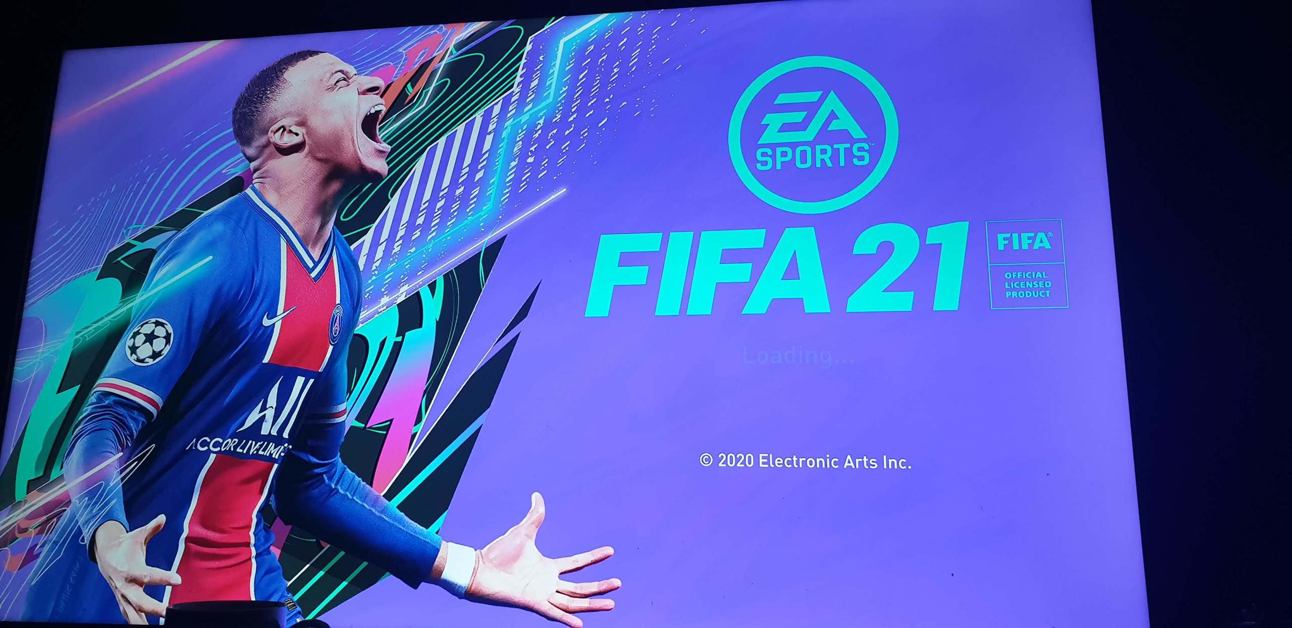 Is FIFA 22 couch co-op?