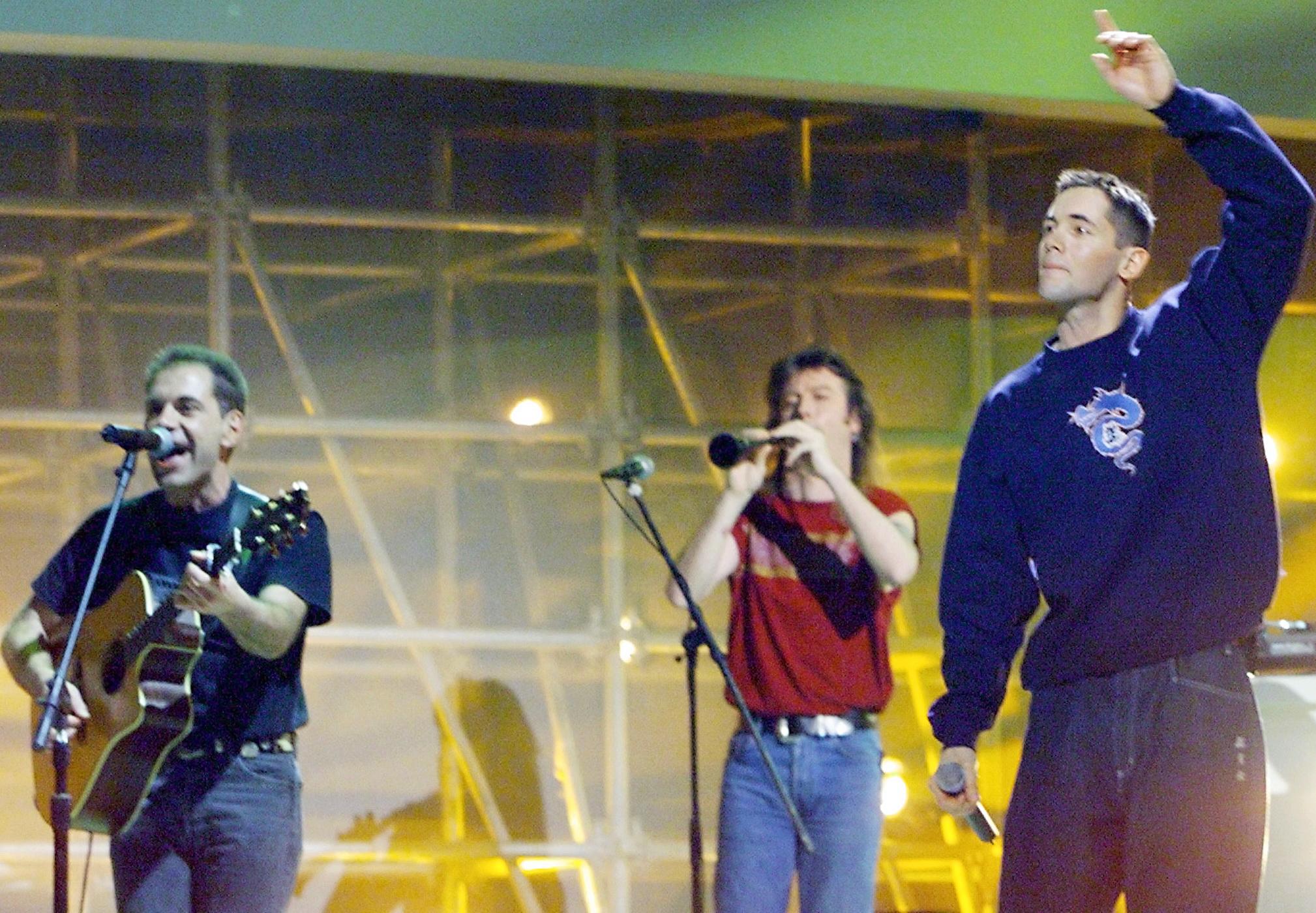 Qui fait partie du groupe Manau ?