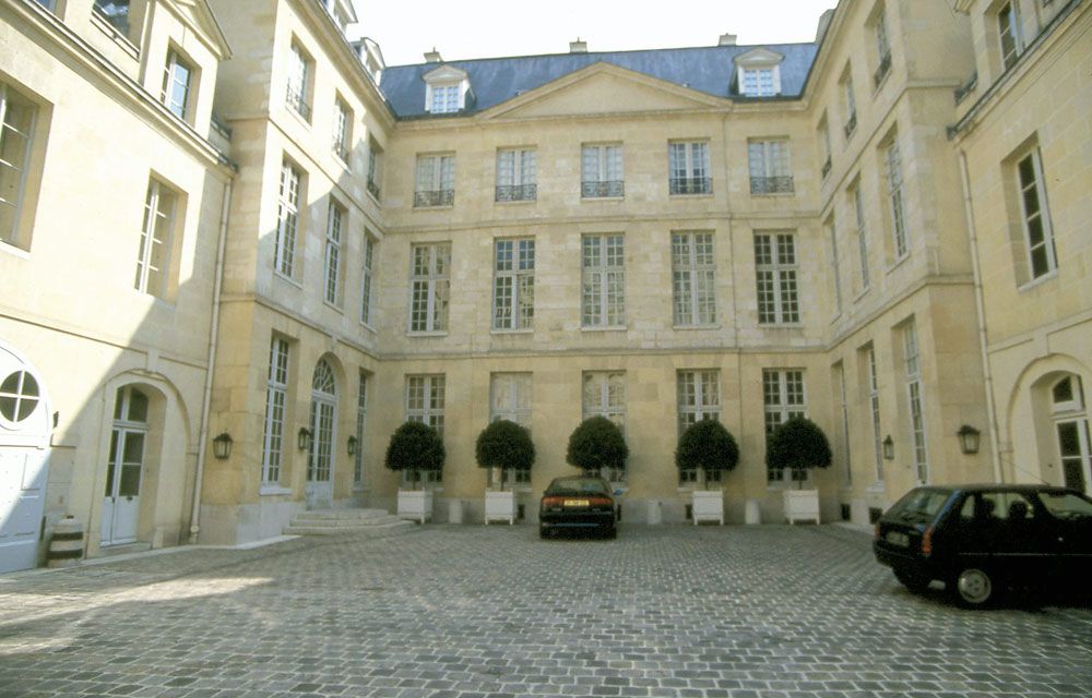 Où habite Jean-paul Belmondo rue des Saint-pères ?