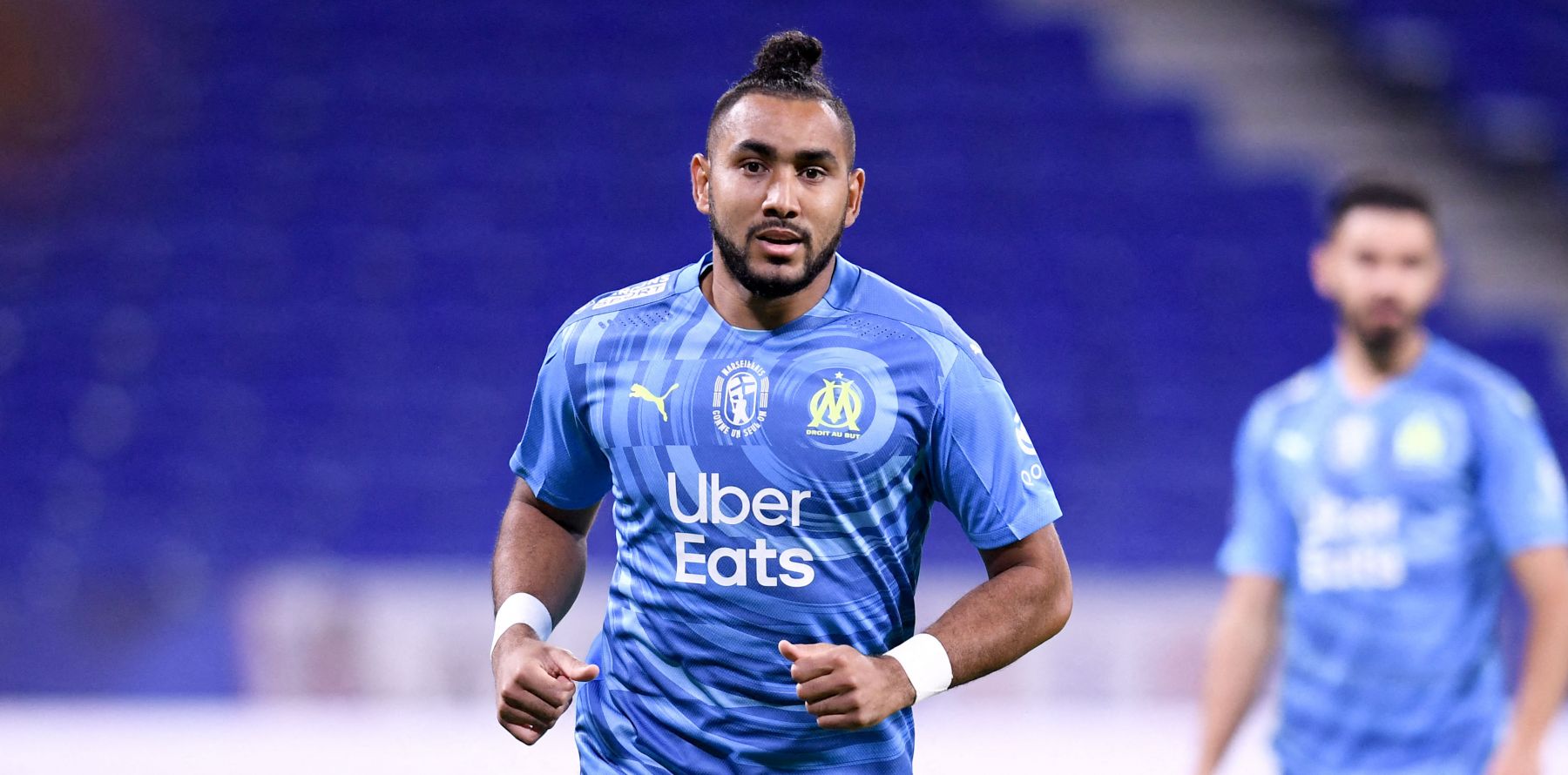 Qui est la personne qui a jeté la bouteille ?