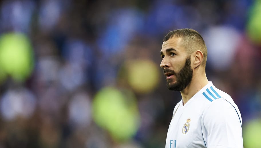 Qu’est-ce que Benzema a à sa main droite ?