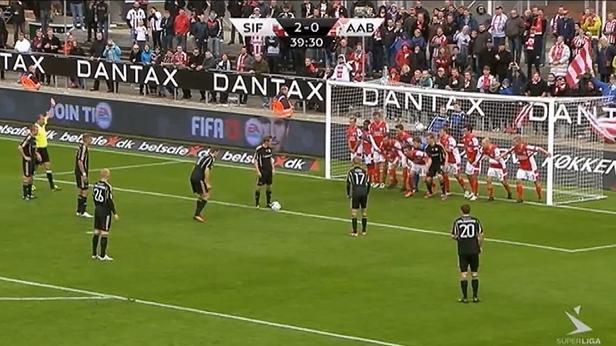 Qui demande le mur sur un coup franc ?