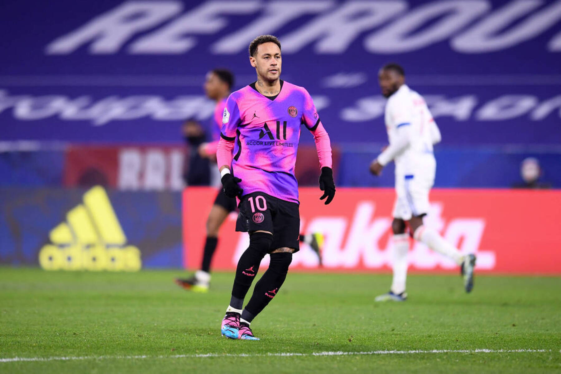 Pourquoi Neymar ne joue pas au PSG ?