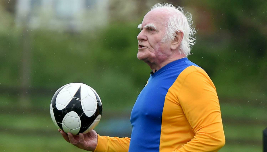 Quel joueur de foot à jouer le plus longtemps ?