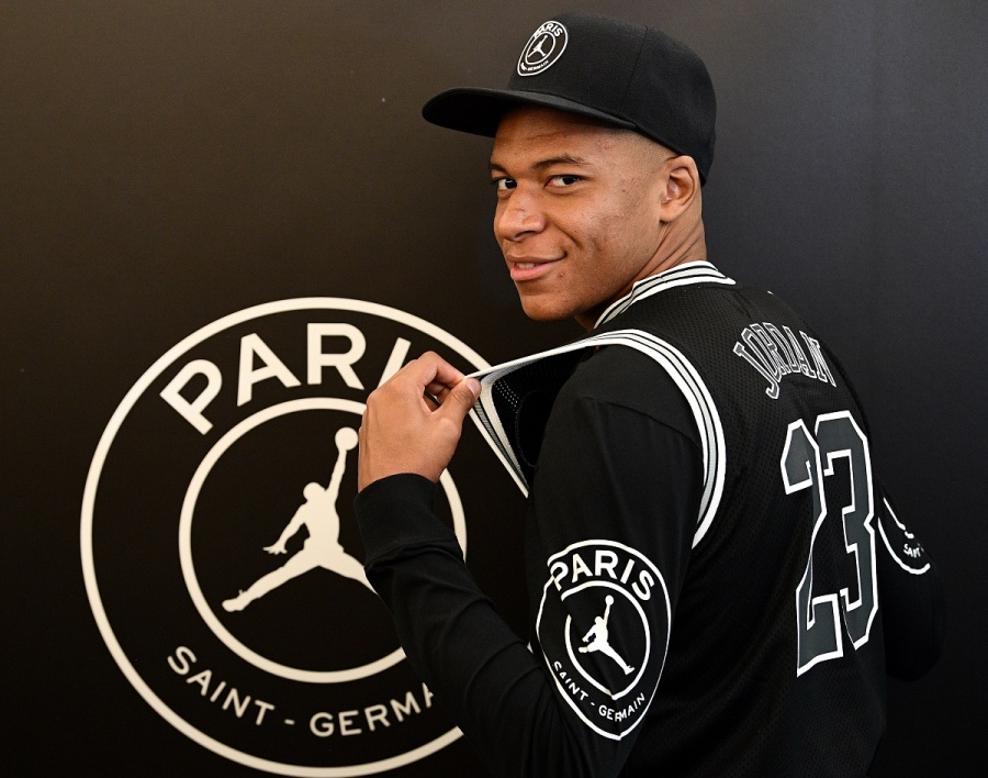 Qui fait les maillots du PSG ?