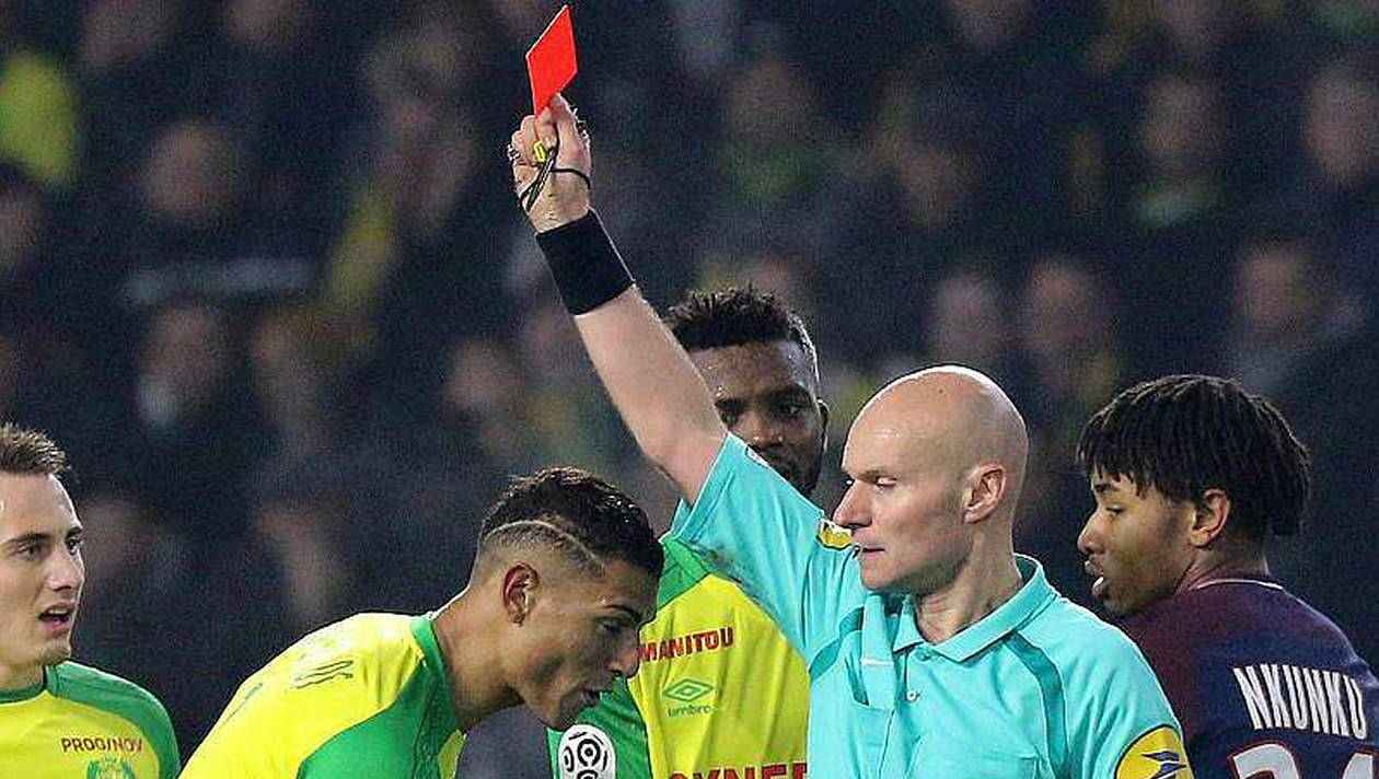 Qui dirige les arbitres ?