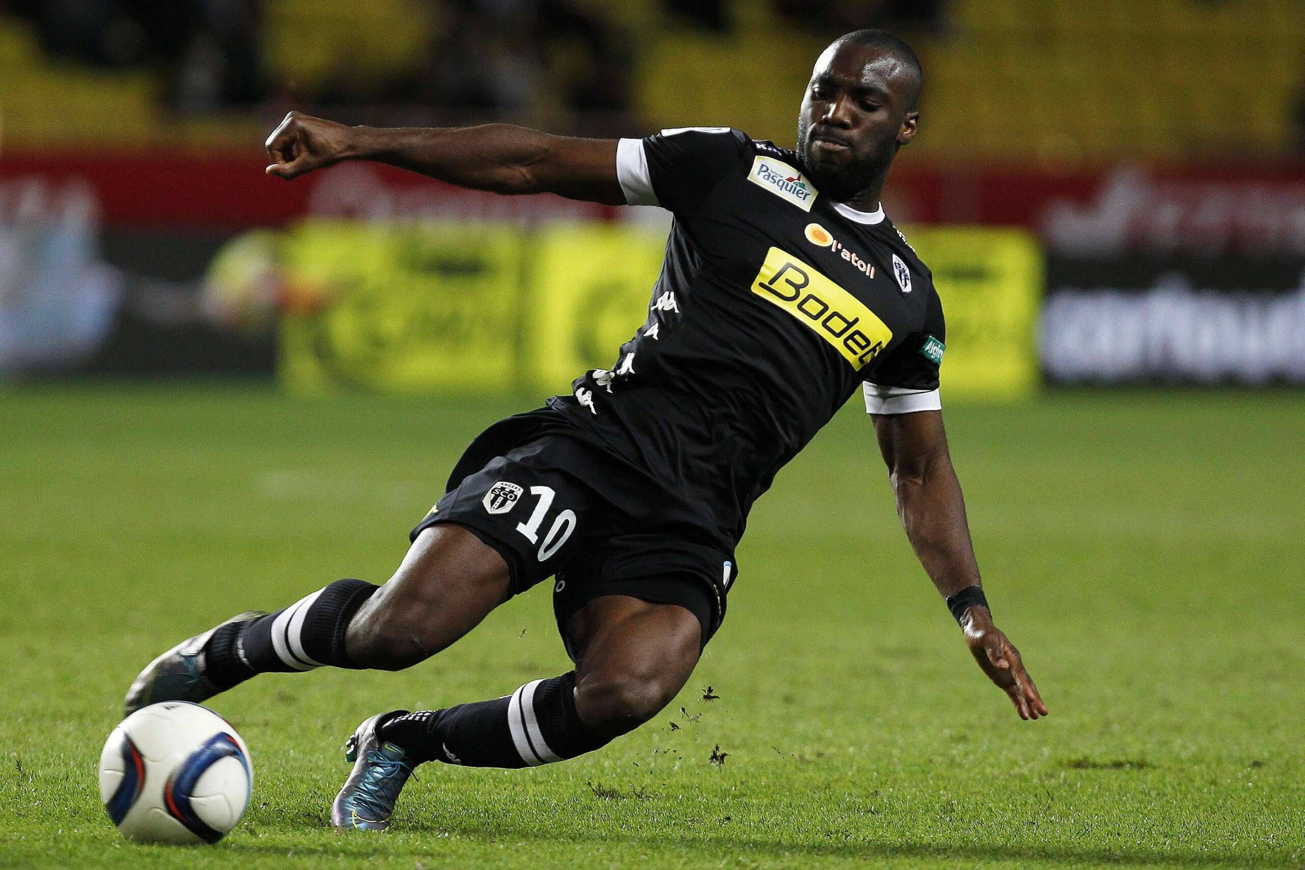 Qui porte le numéro 7 au football ?