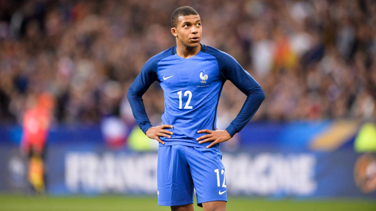 Est-ce que mbappe est en couple ?