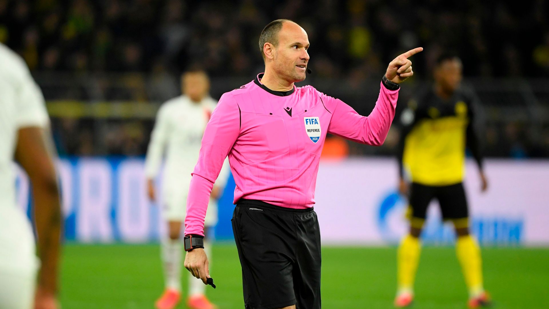 Quel est le salaire d’un arbitre de foot international ?