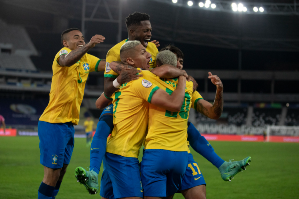 Qual é o jogo que vai ser transmitido pela Globo hoje?