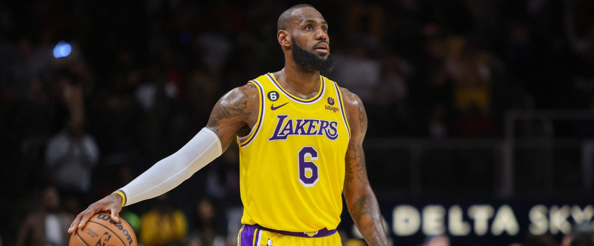 LeBron James retrouve le maillot n°23
