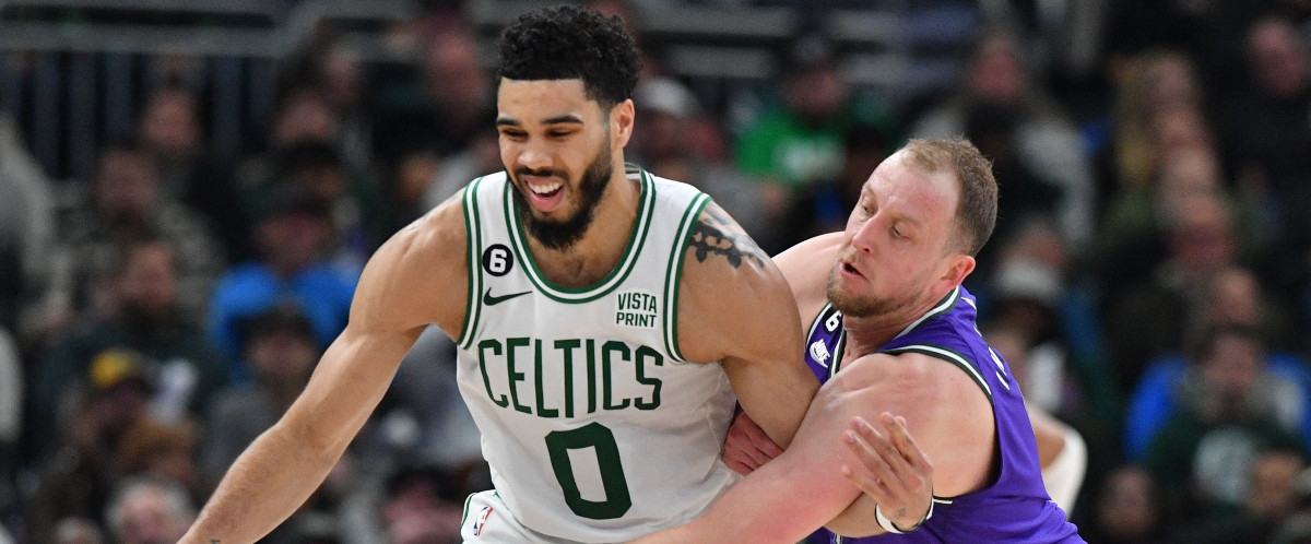 Le chef balaie le sol à la maison