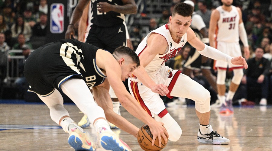 Il frappe un 3 points avec une main cassée (Vidéo)