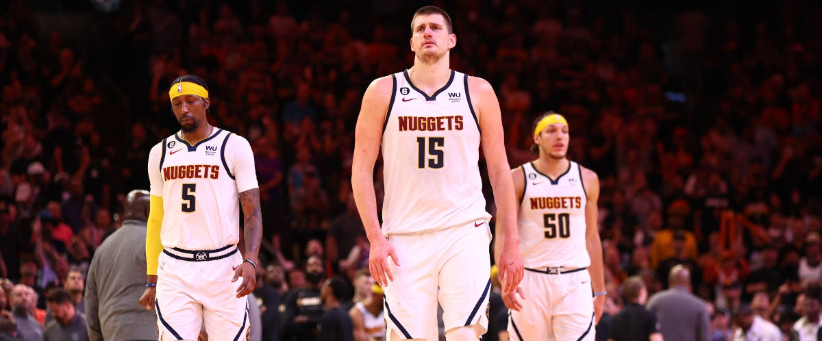 Jokic est suspendu pour avoir donné un coup de coude au propriétaire des Suns ?