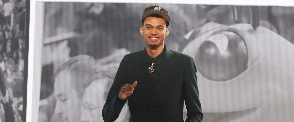 Wenbanyama rejoint Tottenham et signe un contrat !